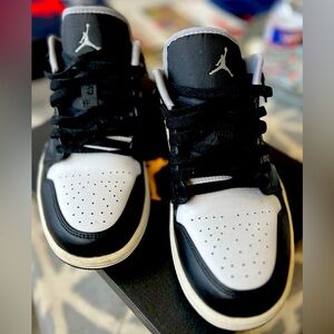 Air Jordan 1 Low black and grey-white mens size 9.5.
